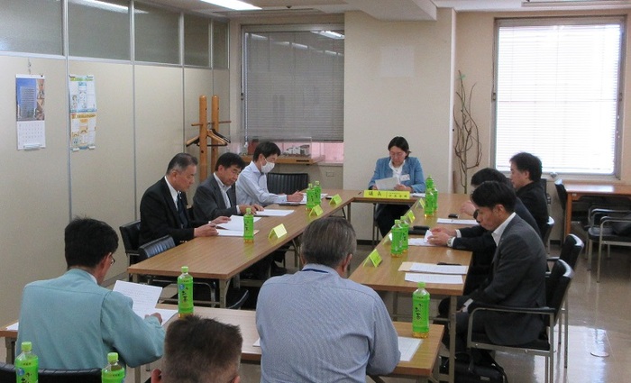 株主総会で議事進行する伊東市長の写真