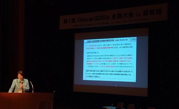フォーラムで講話する伊東市長の写真