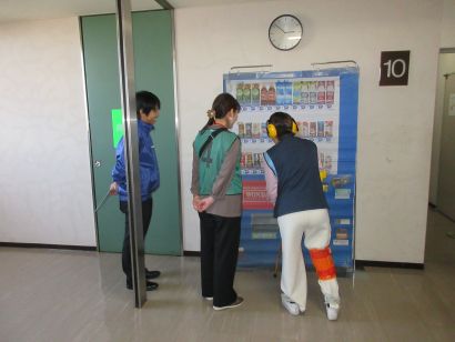写真:高齢者疑似体験の様子1