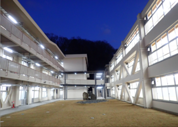 夜の校舎の写真
