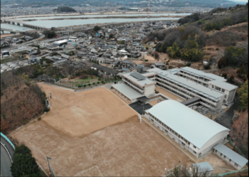 空から見た高校と周辺の風景の写真