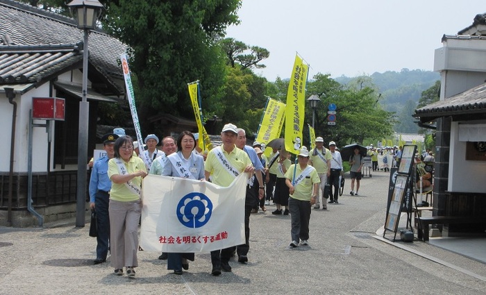 街頭啓発活動をする伊東市長の写真