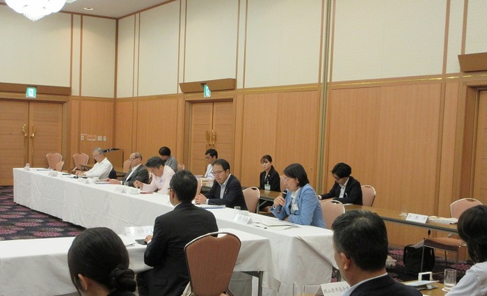 岡山県市長会議で発言する伊東市長の写真