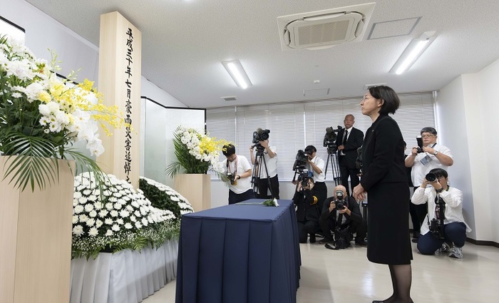献花する伊東市長の写真