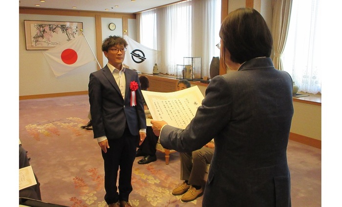 アダプトプログラム優良団体と伊東市長の写真