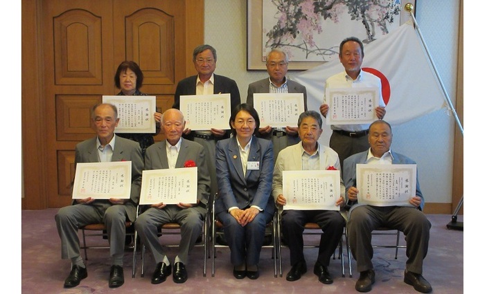 感謝状を贈呈した町内会長等と伊東市長の写真