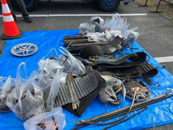 写真:水路清掃で集まったごみ