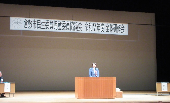 ステージで挨拶をする伊東市長の写真