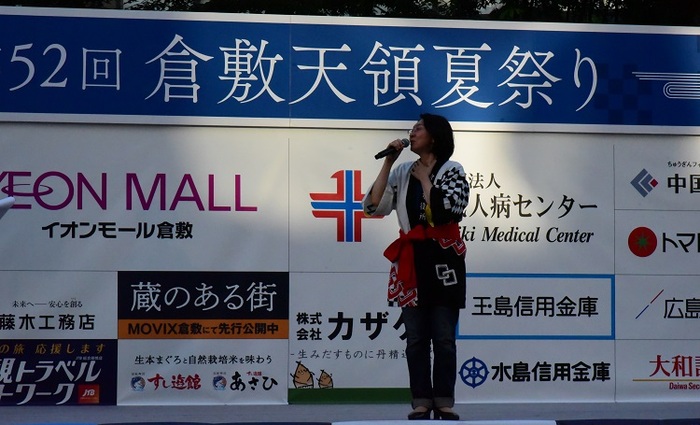 ステージで挨拶をする伊東市長の写真