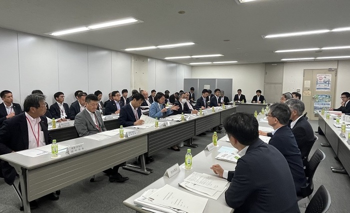 意見交換会で発言する伊東市長の写真