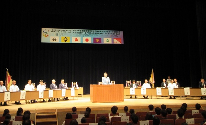 ステージで挨拶をする伊東市長の写真