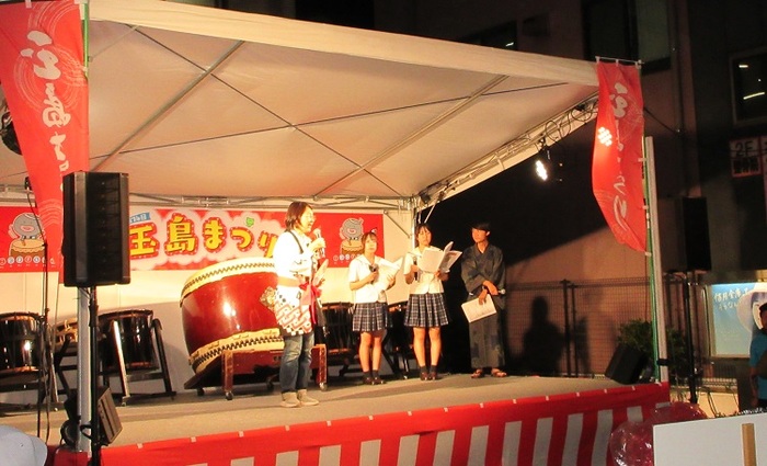 ステージで挨拶をする伊東市長の写真