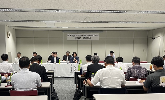 総会で議事進行する伊東市長の写真