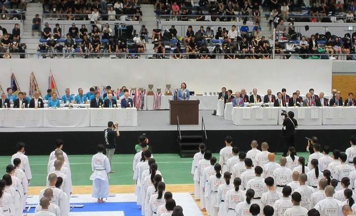 ステージで挨拶をする伊東市長の写真