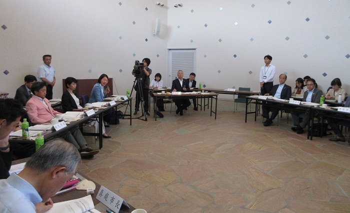 岡山県市長会で発言する伊東市長の写真