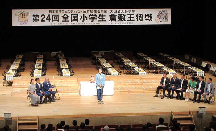 ステージで挨拶する伊東市長の写真