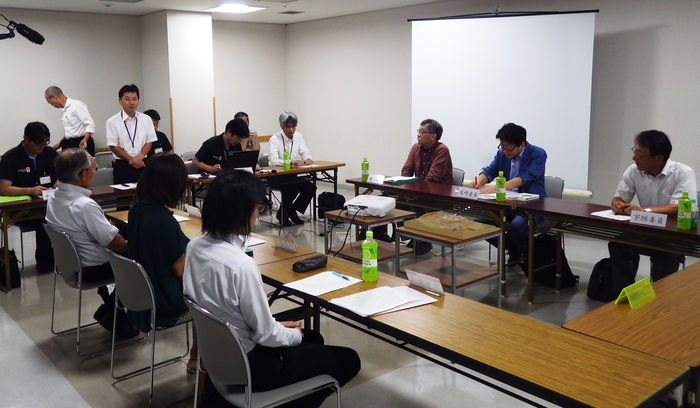 楯築遺跡発掘調査委員会の様子