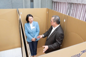 懇談（ダンボール間仕切り）