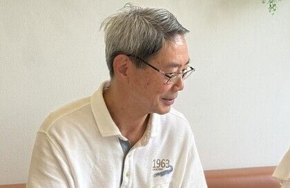 入野さんがインタビューに答えている画像