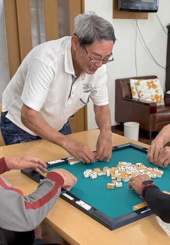 麻雀を楽しむ入野さん