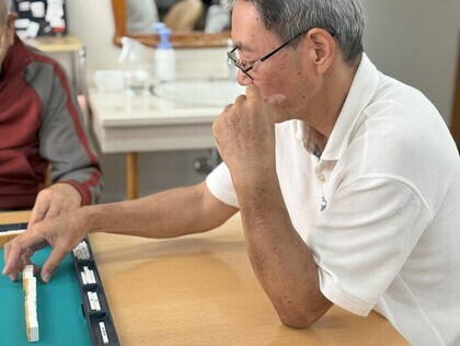 麻雀を打つ入野さんの写真