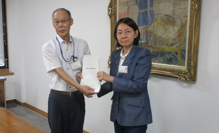 代表監査から決算審査意見書を受け取る伊東市長の写真