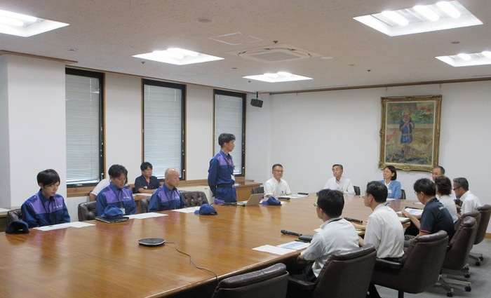 被災地支援の報告を受ける伊東市長の写真