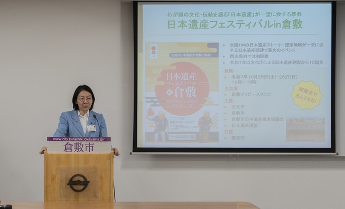 記者会見をする伊東市長の写真