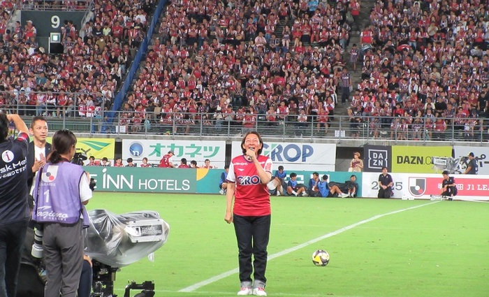 グラウンドで挨拶をする伊東市長の写真