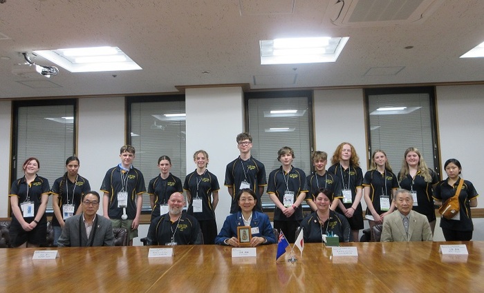 クライストチャーチの学生と伊東市長の集合写真