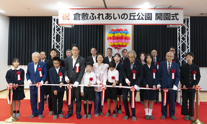 開園式で記念撮影する関係者と子どもたち