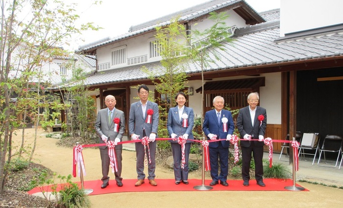 テープカットをする伊東市長の写真