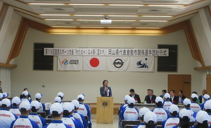 ステージ上で挨拶をする伊東市長の写真