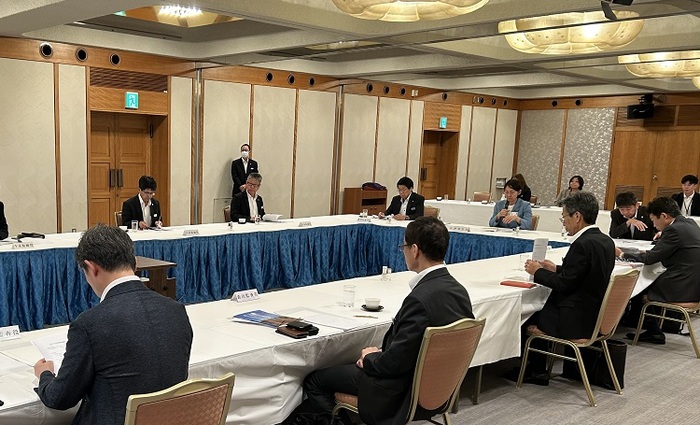 議事の進行をする伊東市長の写真