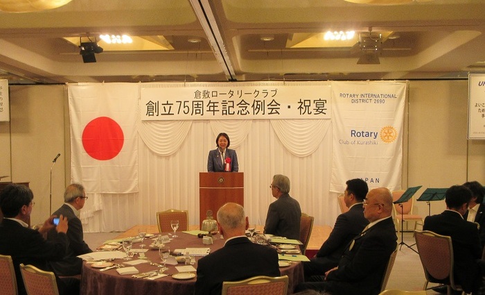 ステージ上で挨拶をする伊東市長の写真