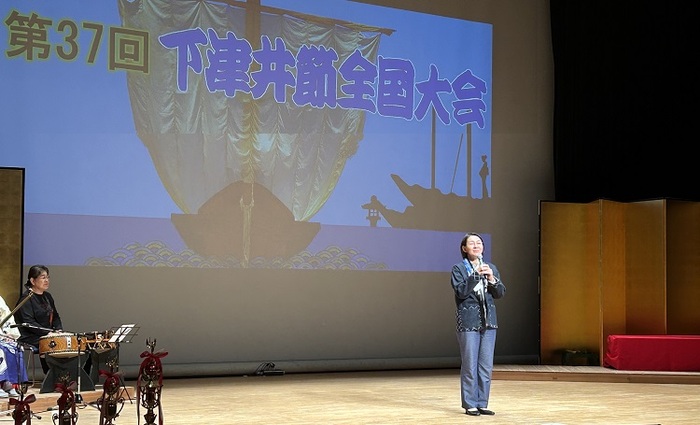 ステージ上で挨拶をする伊東市長の写真
