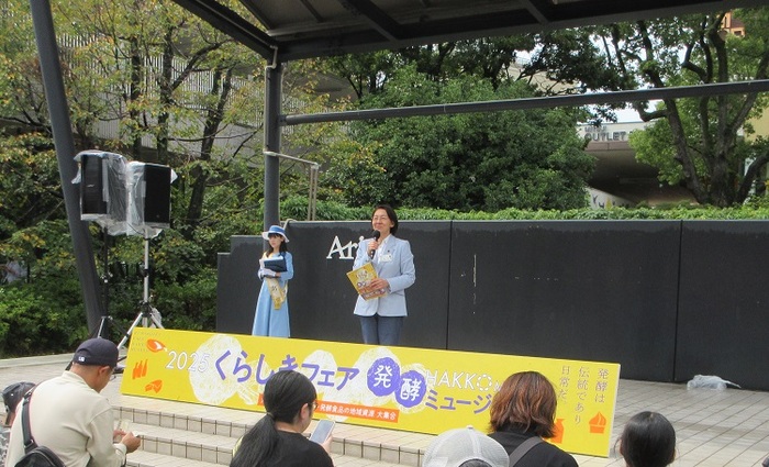 ステージで挨拶をする伊東市長の写真