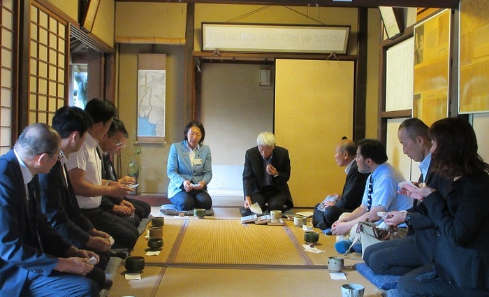 お茶会に参加する伊東市長の写真