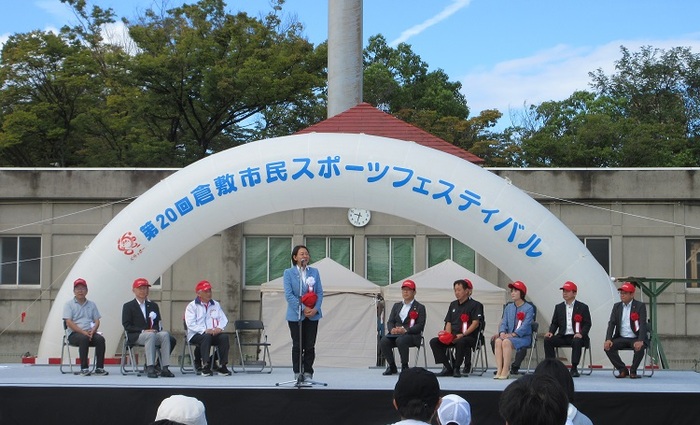 ステージで挨拶をする伊東市長の写真