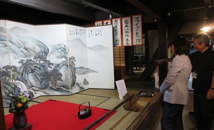 屏風を鑑賞する伊東市長の写真