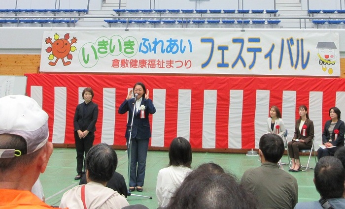 手話で挨拶をする伊東市長の写真