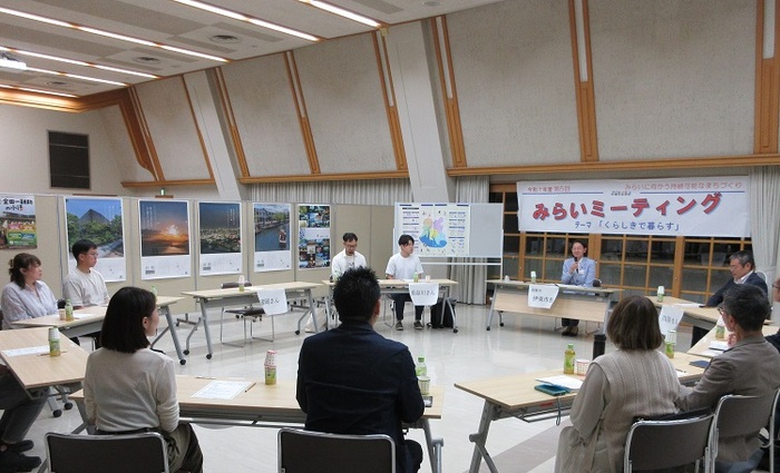 みらいミーティングの進行をする伊東市長の写真