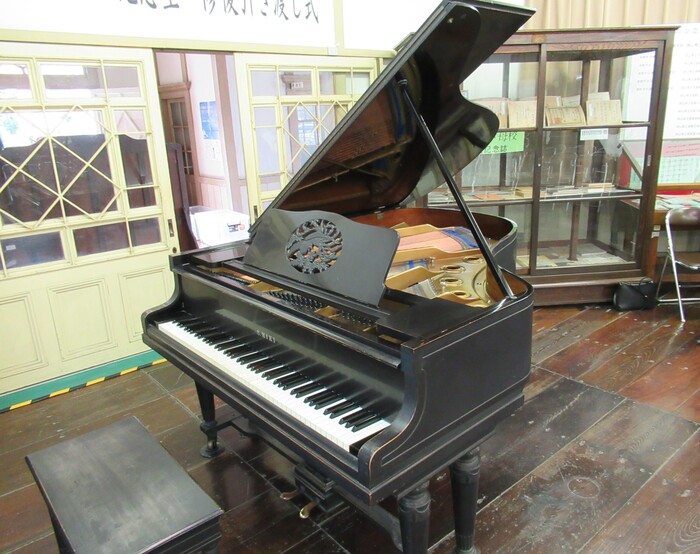 修復したグランドピアノ