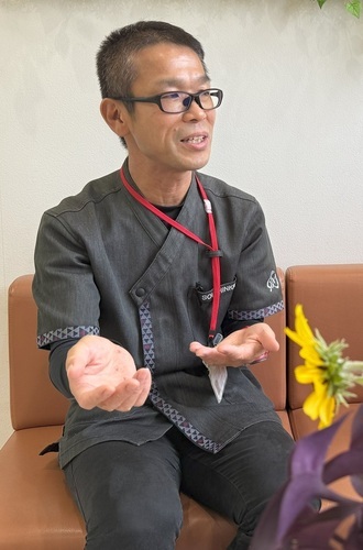 インタビュー中の三宅さんを写した写真