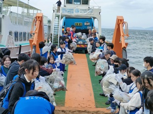 離島のごみ拾い写真