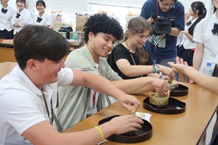 お茶体験の様子