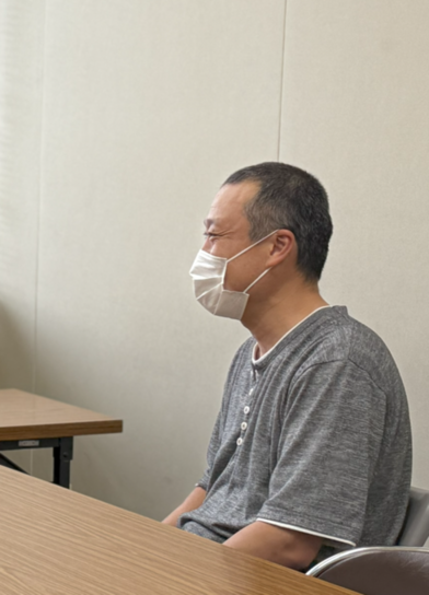 笑顔で話す佐々木さんの横顔