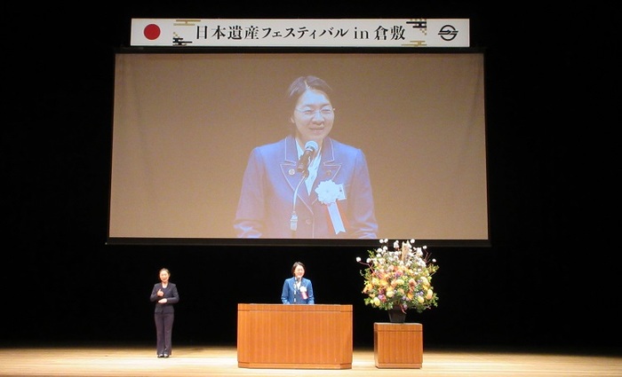 ステージで挨拶をする伊東市長の写真