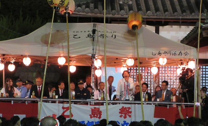 ステージで挨拶をする伊東市長の写真