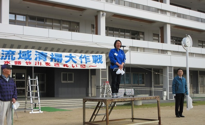 ステージで挨拶をする伊東市長の写真